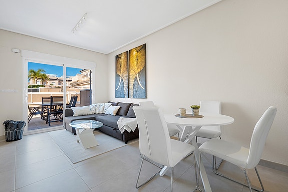 SOLGT! | Flott rekkehus med 3 soverom og 2 bad | Takterrasse | Gangavstand til restauranter