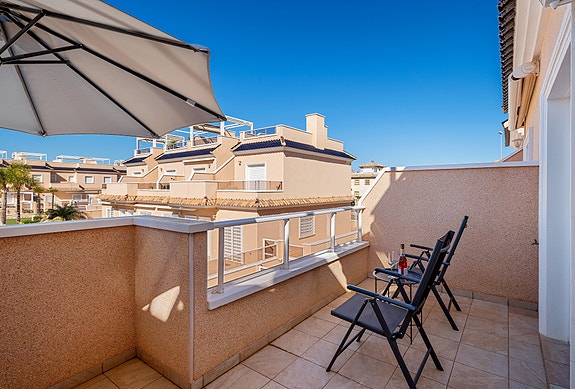 SOLGT! | Flott rekkehus med 3 soverom og 2 bad | Takterrasse | Gangavstand til restauranter