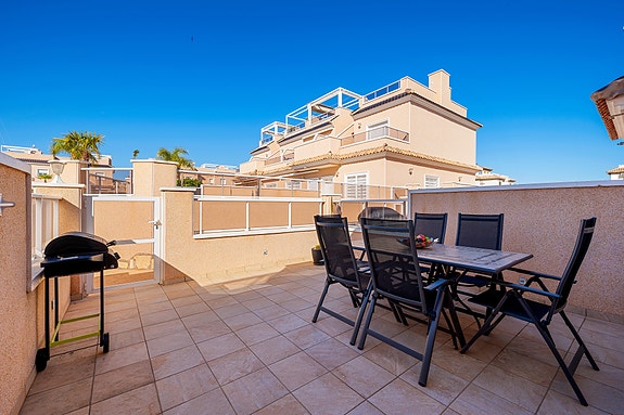 SOLGT! | Flott rekkehus med 3 soverom og 2 bad | Takterrasse | Gangavstand til restauranter