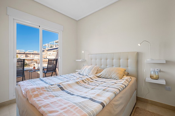 SOLGT! | Flott rekkehus med 3 soverom og 2 bad | Takterrasse | Gangavstand til restauranter