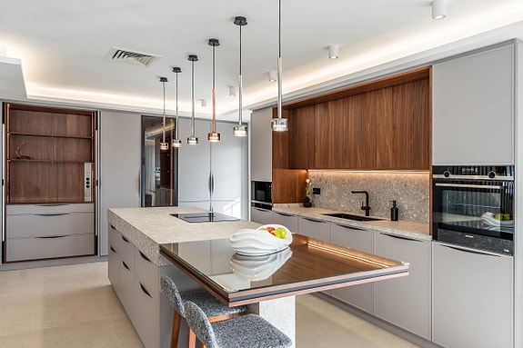 Eksklusiv penthouse med 5 soverom | 4 terrasser og panoramautsikt | Totalrenovert og sammenslått enhet