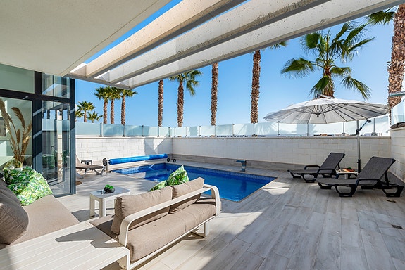 Bolig til sommeren | Villa i populært område | 3 soverom og 3 bad | Flott uteplass med eget basseng | Takterrasse