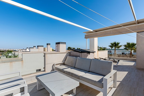 Bolig til sommeren | Villa i populært område | 3 soverom og 3 bad | Flott uteplass med eget basseng | Takterrasse