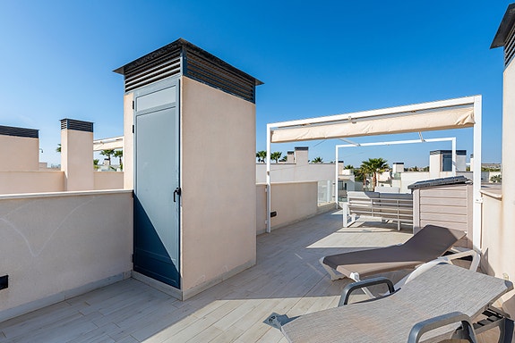 Bolig til sommeren | Villa i populært område | 3 soverom og 3 bad | Flott uteplass med eget basseng | Takterrasse