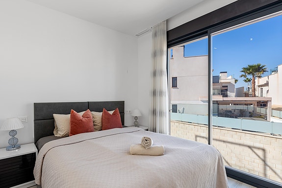 Bolig til sommeren | Villa i populært område | 3 soverom og 3 bad | Flott uteplass med eget basseng | Takterrasse