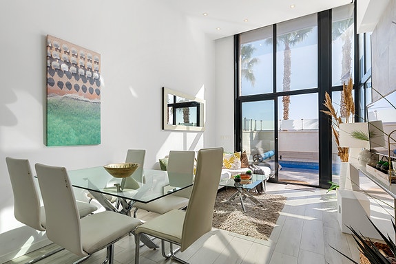 Bolig til sommeren | Villa i populært område | 3 soverom og 3 bad | Flott uteplass med eget basseng | Takterrasse