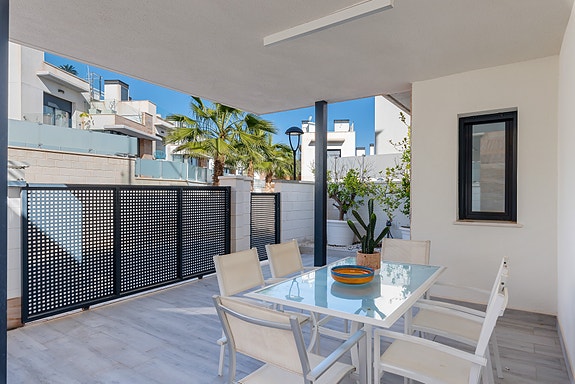 Bolig til sommeren | Villa i populært område | 3 soverom og 3 bad | Flott uteplass med eget basseng | Takterrasse