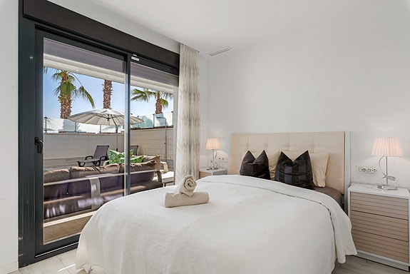 Bolig til sommeren | Villa i populært område | 3 soverom og 3 bad | Flott uteplass med eget basseng | Takterrasse