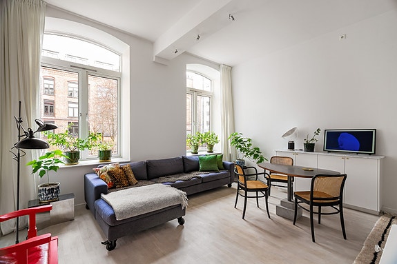 Velkommen til Alnagata 11 og en meget lekker 3-roms i populære Gamlebyen! Her bor du i Den Norsk Skofabrikk som i 2006 ble omgjort til leiligheter.