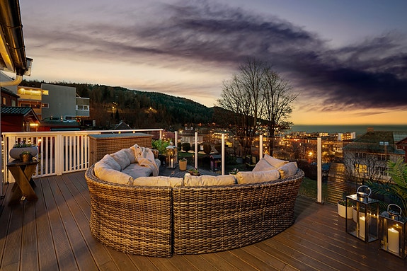 Velkommen til Møllebakken 6. Sjarmfull enebolig over to plan med godkjent utleiedel | Stor terrasse med fantastiske sol- & utsiktsforhold | Garasje!