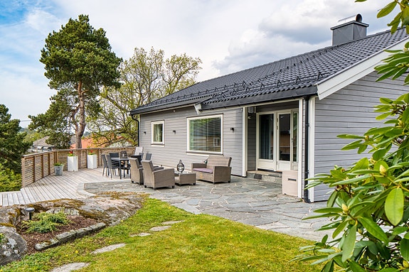 Renovert innholdsrik bolig med romslig solrik tomt