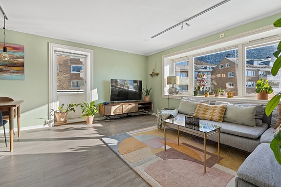 Stue er av god størrelse og er innredet i flere soner