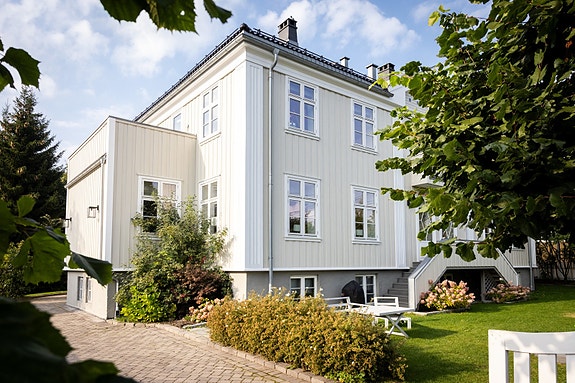 Utsøkt townhouse over tre plan, i herskapelig villa fra 1918.
