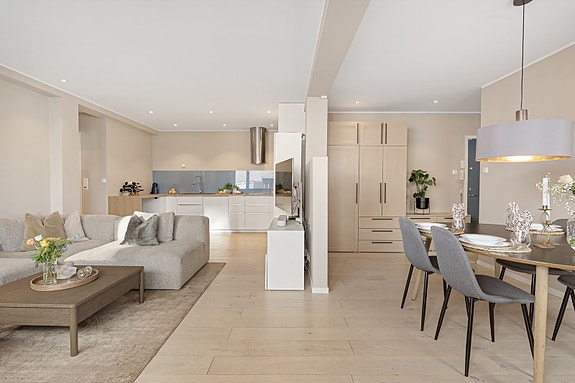 Velkommen il Bjerregaards Gate 39! Her får dere et lyst og moderne hjem med svært attraktiv beliggenhet. Vi ses på visning!