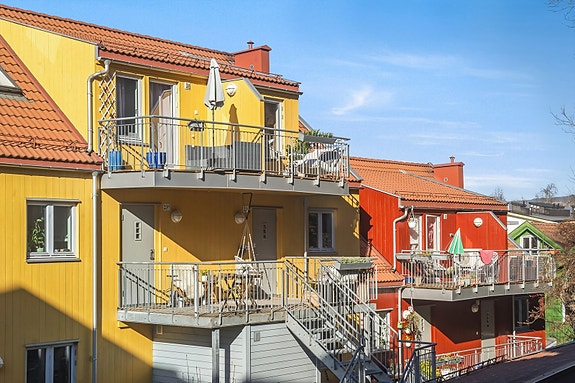 Spennende rekkehusleilighet som går over de to øverste etasjene i bygget og har 3 balkonger/uteplasser samt en fransk balkong.