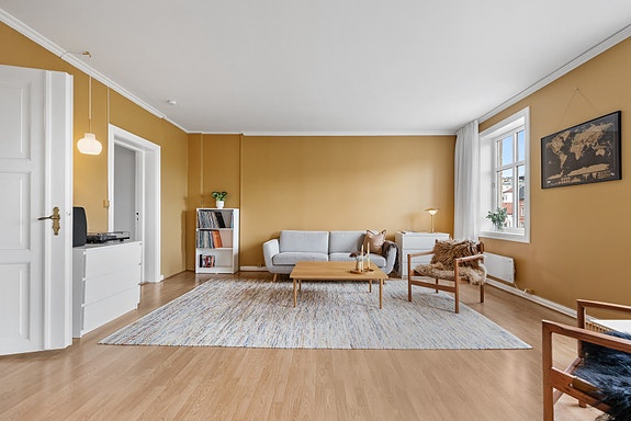 Velkommen til Schwenckegata 7 - En stor og innbydende selveierleilighet med klassisk preg og luftig planløsning