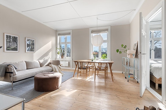 Velkommen til Kingos gate 2A! Boligen presenteres av eiendomsmegler Nina Friis v/ Aktiv eiendom. Drømmer du om et innflytningsklart hjem som oser av sjarm og smakfulle detaljer? Da må du ta en titt her!