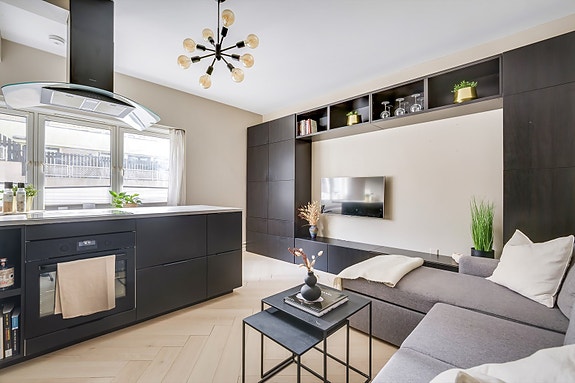 Brinken 2 B er en lekker førstegangsleilighet omringet av sjarmerende omgivelser med sentral beliggenhet og kort gangavstand til kollektivtilbud, byens flotteste parker og gode servicetilbud.