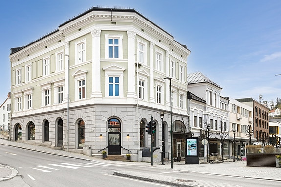 Seksjonen med 2 næringslokaler, samt loft og kjeller tilbys nå til salgs