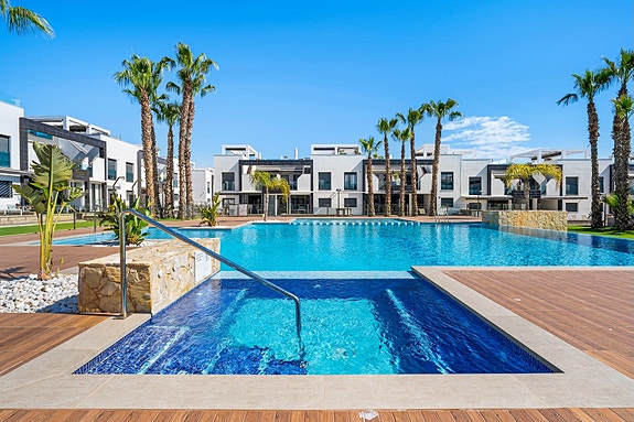 RESERVERT! Lekker toppleilighet med stor takterrasse, bassengutsikt og parkering i underetasje - Selges møblert