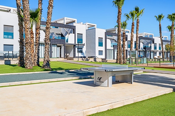 RESERVERT! Lekker toppleilighet med stor takterrasse, bassengutsikt og parkering i underetasje - Selges møblert