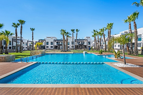 RESERVERT! Lekker toppleilighet med stor takterrasse, bassengutsikt og parkering i underetasje - Selges møblert