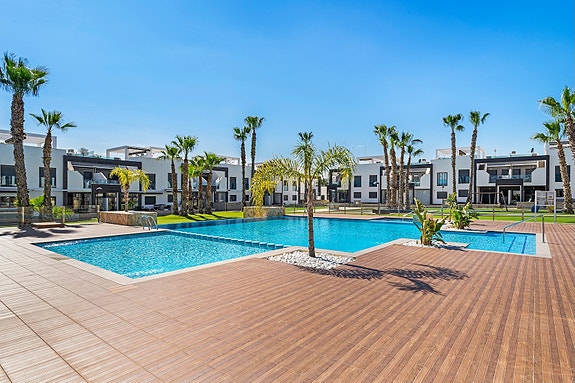 RESERVERT! Lekker toppleilighet med stor takterrasse, bassengutsikt og parkering i underetasje - Selges møblert