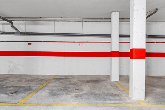 RESERVERT! Lekker toppleilighet med stor takterrasse, bassengutsikt og parkering i underetasje - Selges møblert