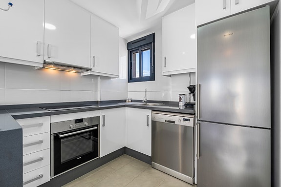 RESERVERT! Lekker toppleilighet med stor takterrasse, bassengutsikt og parkering i underetasje - Selges møblert