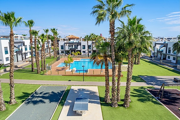 RESERVERT! Lekker toppleilighet med stor takterrasse, bassengutsikt og parkering i underetasje - Selges møblert