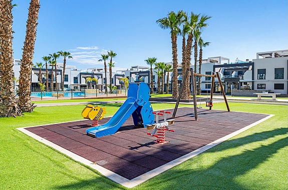 RESERVERT! Lekker toppleilighet med stor takterrasse, bassengutsikt og parkering i underetasje - Selges møblert