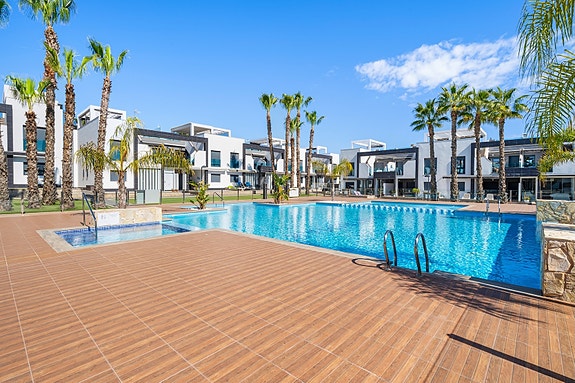 RESERVERT! Lekker toppleilighet med stor takterrasse, bassengutsikt og parkering i underetasje - Selges møblert