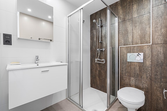 RESERVERT! Lekker toppleilighet med stor takterrasse, bassengutsikt og parkering i underetasje - Selges møblert