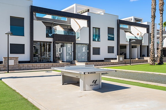 RESERVERT! Lekker toppleilighet med stor takterrasse, bassengutsikt og parkering i underetasje - Selges møblert