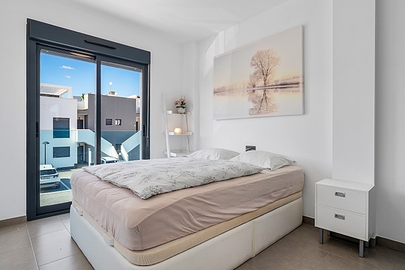 RESERVERT! Lekker toppleilighet med stor takterrasse, bassengutsikt og parkering i underetasje - Selges møblert