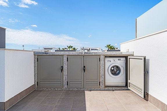 RESERVERT! Lekker toppleilighet med stor takterrasse, bassengutsikt og parkering i underetasje - Selges møblert