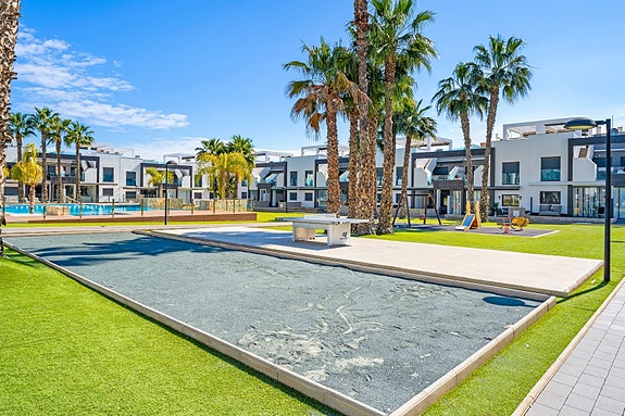 RESERVERT! Lekker toppleilighet med stor takterrasse, bassengutsikt og parkering i underetasje - Selges møblert