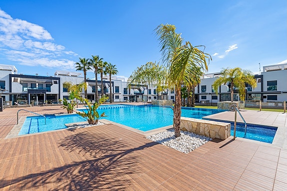 RESERVERT! Lekker toppleilighet med stor takterrasse, bassengutsikt og parkering i underetasje - Selges møblert