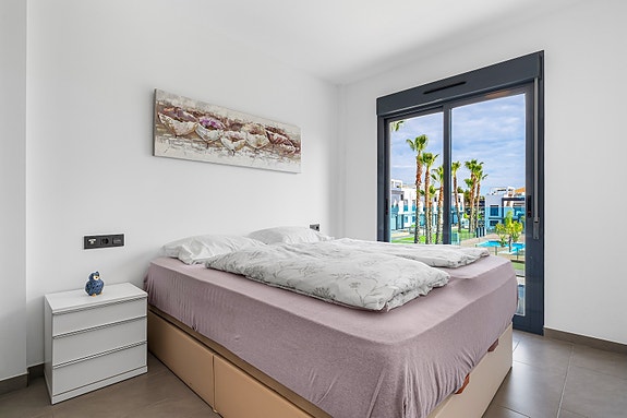 RESERVERT! Lekker toppleilighet med stor takterrasse, bassengutsikt og parkering i underetasje - Selges møblert