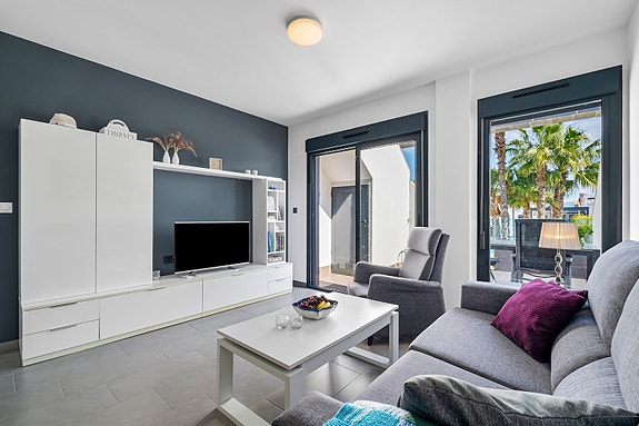 RESERVERT! Lekker toppleilighet med stor takterrasse, bassengutsikt og parkering i underetasje - Selges møblert