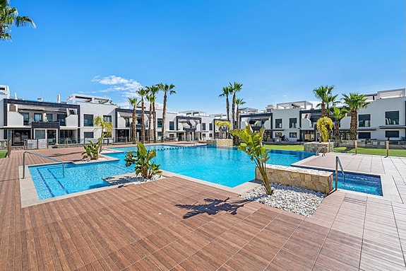 RESERVERT! Lekker toppleilighet med stor takterrasse, bassengutsikt og parkering i underetasje - Selges møblert