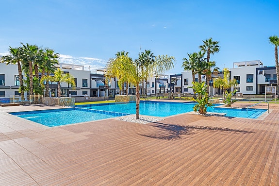 RESERVERT! Lekker toppleilighet med stor takterrasse, bassengutsikt og parkering i underetasje - Selges møblert