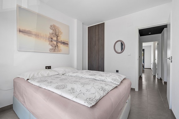 RESERVERT! Lekker toppleilighet med stor takterrasse, bassengutsikt og parkering i underetasje - Selges møblert