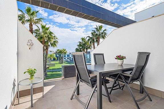 RESERVERT! Lekker toppleilighet med stor takterrasse, bassengutsikt og parkering i underetasje - Selges møblert