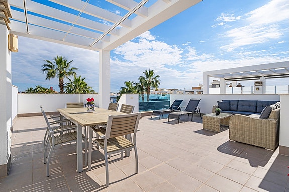 RESERVERT! Lekker toppleilighet med stor takterrasse, bassengutsikt og parkering i underetasje - Selges møblert