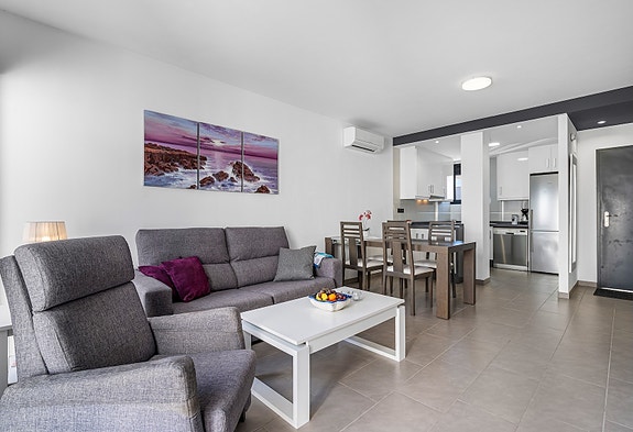 RESERVERT! Lekker toppleilighet med stor takterrasse, bassengutsikt og parkering i underetasje - Selges møblert