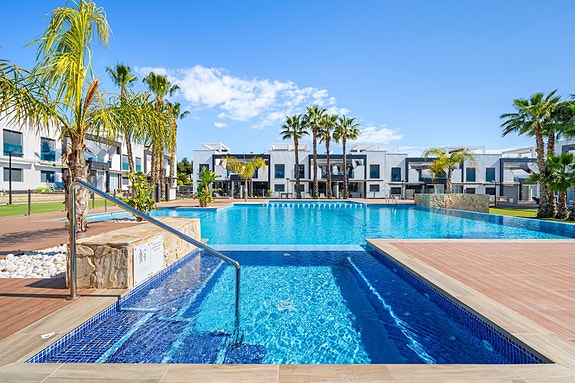 RESERVERT! Lekker toppleilighet med stor takterrasse, bassengutsikt og parkering i underetasje - Selges møblert