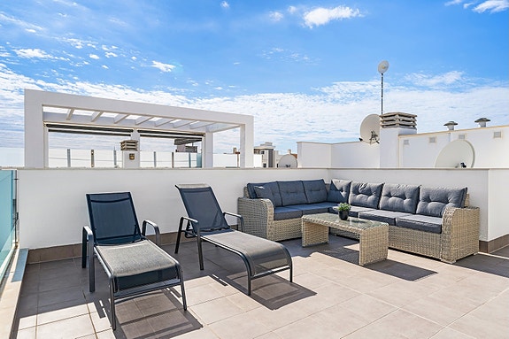 RESERVERT! Lekker toppleilighet med stor takterrasse, bassengutsikt og parkering i underetasje - Selges møblert