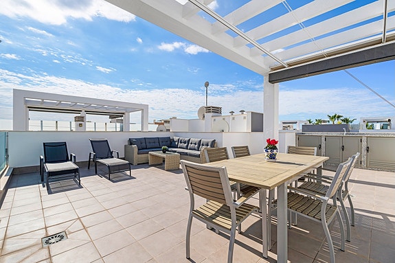 RESERVERT! Lekker toppleilighet med stor takterrasse, bassengutsikt og parkering i underetasje - Selges møblert