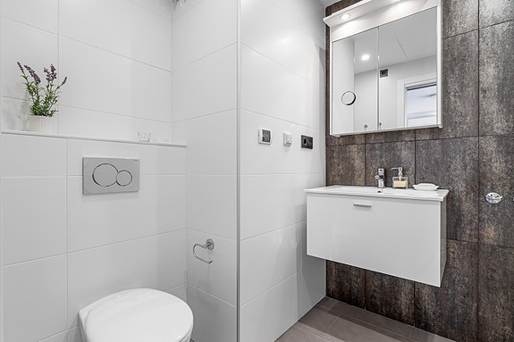 RESERVERT! Lekker toppleilighet med stor takterrasse, bassengutsikt og parkering i underetasje - Selges møblert